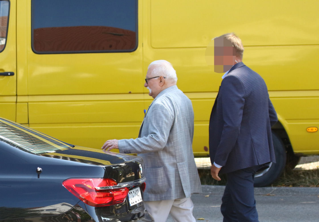 Lech Wałęsa wyszedł ze szpitala. Swoje kroki skierował do kościoła