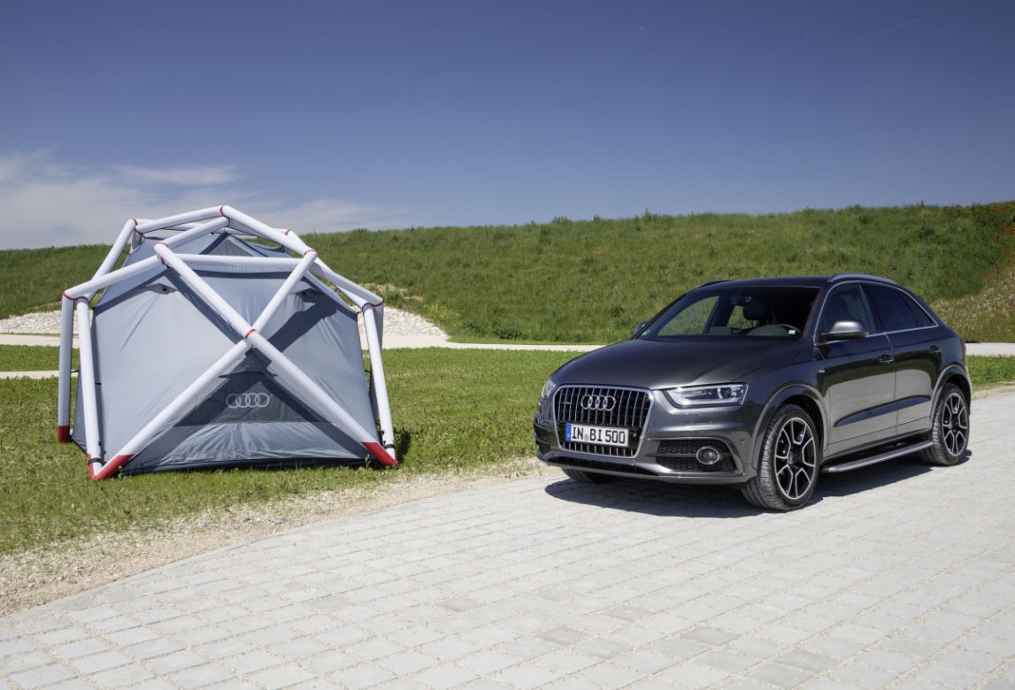 Audi Q3 z kempingowym namiotem