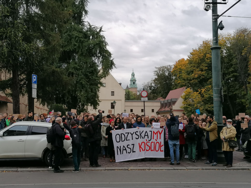 Protest przed krakowską kurią