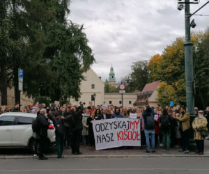 Protest przed krakowską kurią