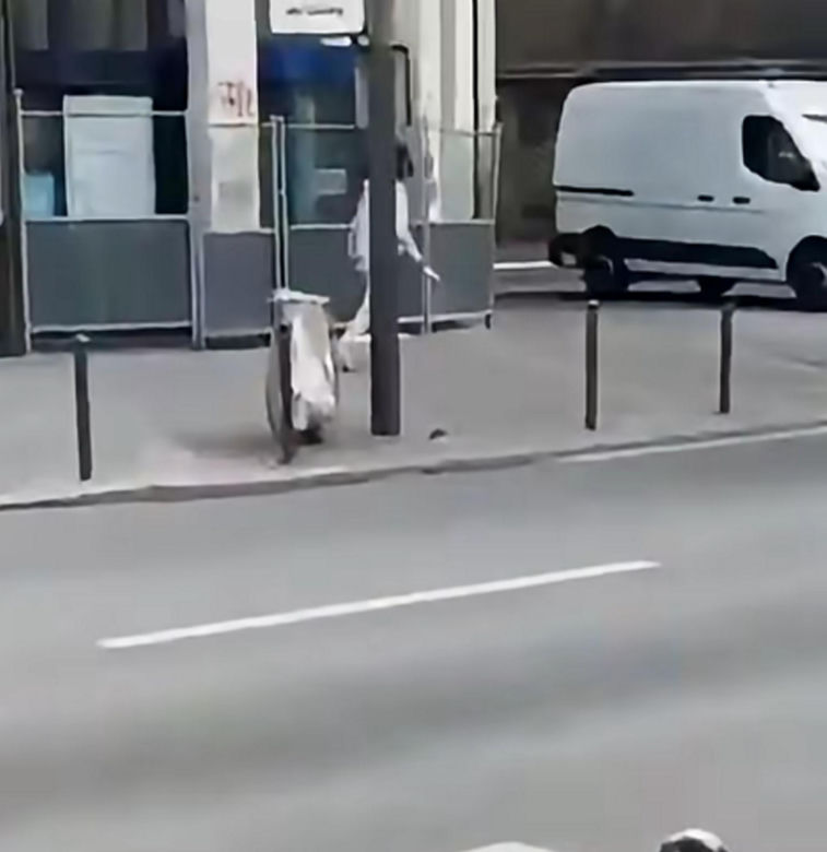 Krwawy atak w centrum Paryża. Nożownik rzucił się na kobiety, wszystko nagrała kamera