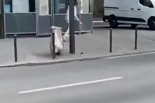 Krwawy atak w centrum Paryża. Nożownik rzucił się na kobiety, wszystko nagrała kamera