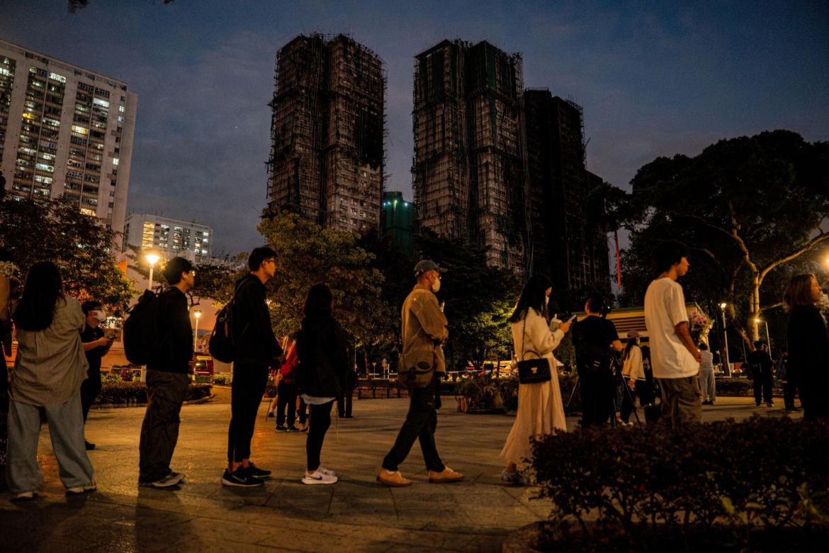 Hongkong pogrążony w żałobie po tragicznym pożarze wieżowców. Liczba ofiar wzrosła do 146
