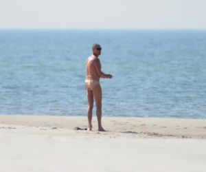 1 publ_Jan Maria Jackowski na plaży