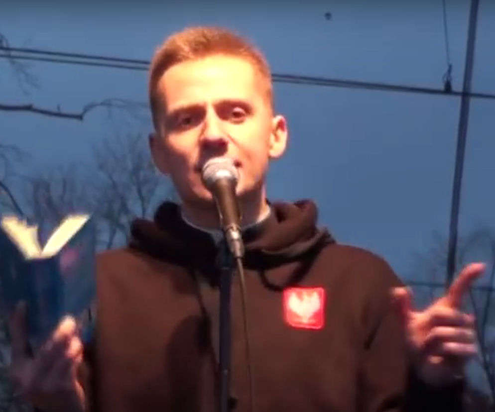 Rok temu ksiądz Jacek Międlar przemawiał 11 listopada po marszu w Warszawie