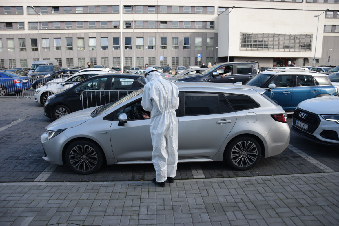 Kolejki na test na COVID-19. Dramat pacjentów 