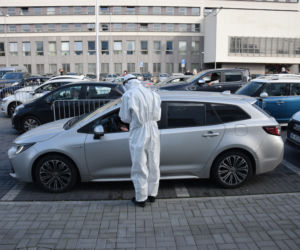 Kolejki na test na COVID-19. Dramat pacjentów 