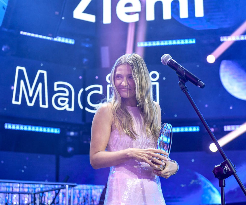 Joanna Koroniewska ze statuetką na scenie. O życiu aktorki w Polsce i Hiszpanii przeczytasz na łamach SE.