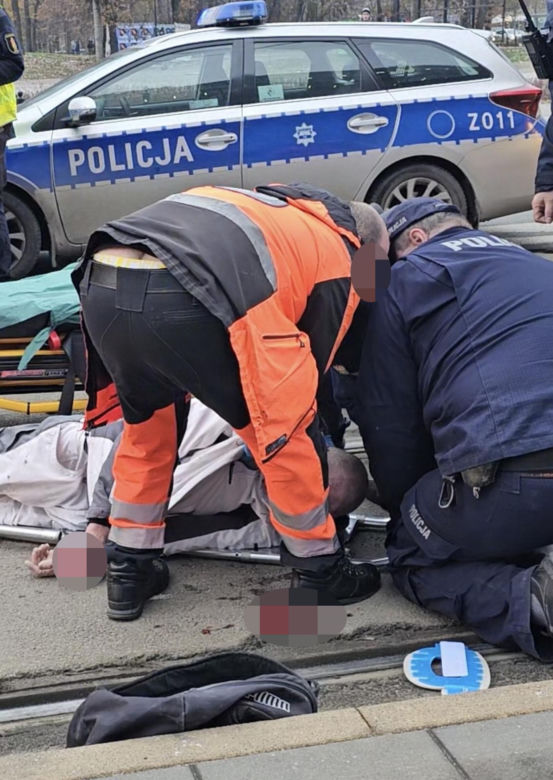 Pieszy wpadł pod tramwaj! Dramatyczny wypadek w centrum