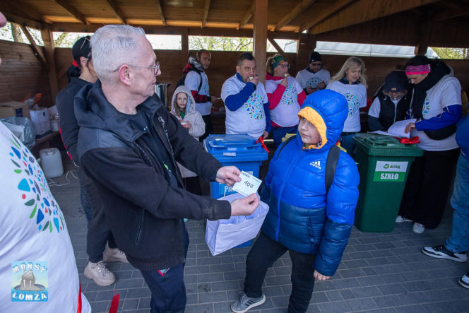 Ponad 2 tony śmieci wyzbierane z brzegów Narwi! Operacja Czysta Rzeka w Łomży za nami