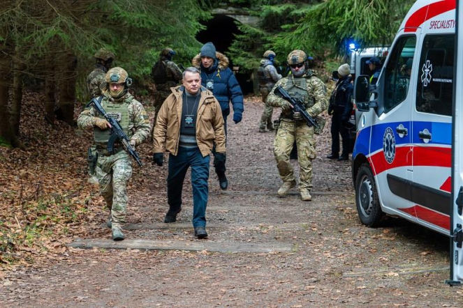 "Pierwsza miłość": Mateusz zmusza Emilkę do ślubu. Każe jej przypieczętować ich małżeństwo kielichem wina. Nie mówi jej tylko, że wino jest zatrute…