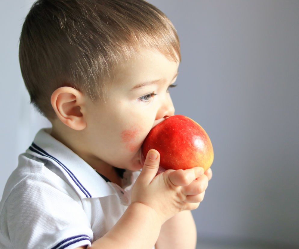 Dieta dziecka z AZS. Co dawać do jedzenia dziecku z atopowym zapeleniem skóry?