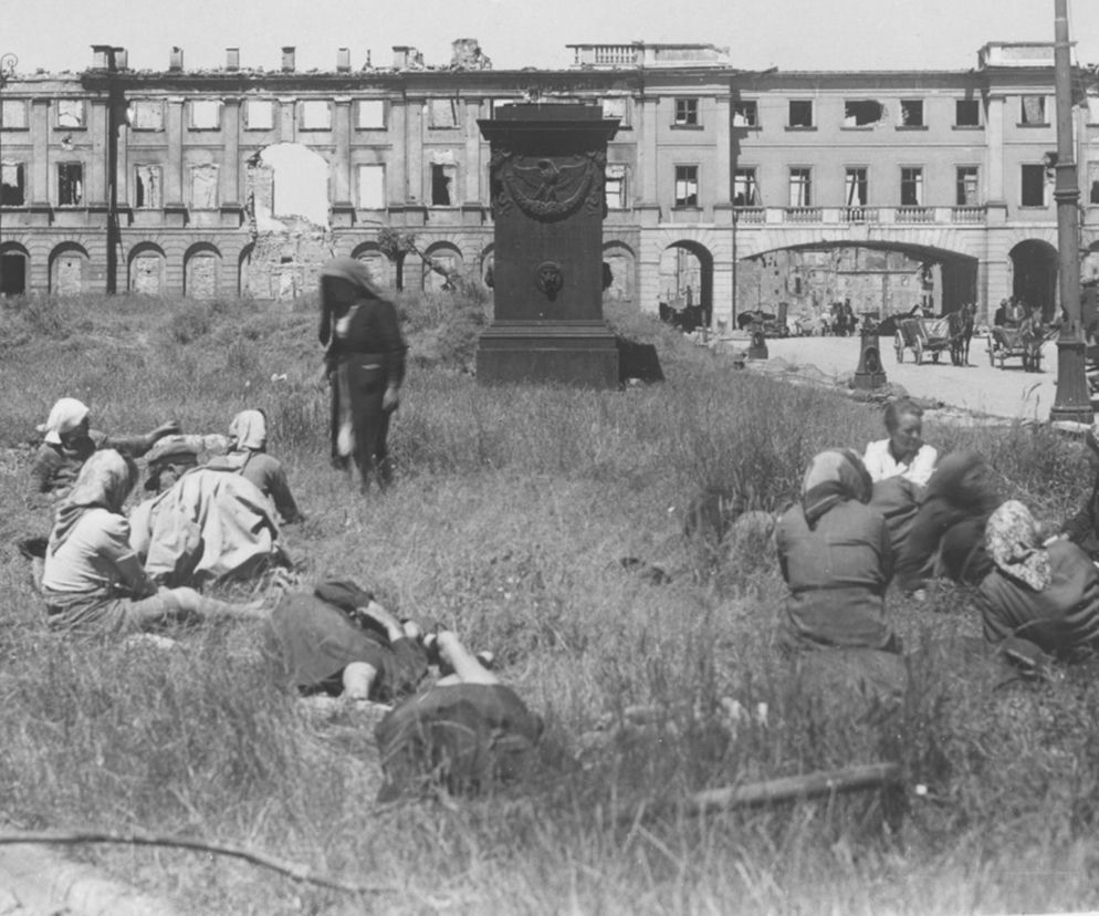 Warszawa dawniej i dziś. Studnia przed placem Krasińskich