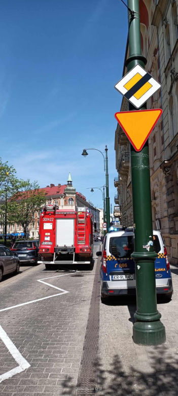 Fragment gzymsu odpadł od kamienicy w centrum Krakowa