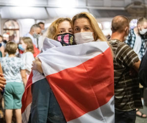 Manifestacja Białorusinów na rynku w Krakowie. Precz z Łukaszenką!
