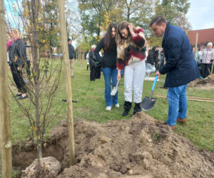 W młodym parku w Lesznie posadzono kolejne drzewa. Każde ma swoją tabliczkę