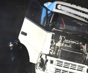 Nie żyje mieszkaniec Gostynina! Jego volvo rozbiło się o drzewo na DK nr 7 [ZDJĘCIA]