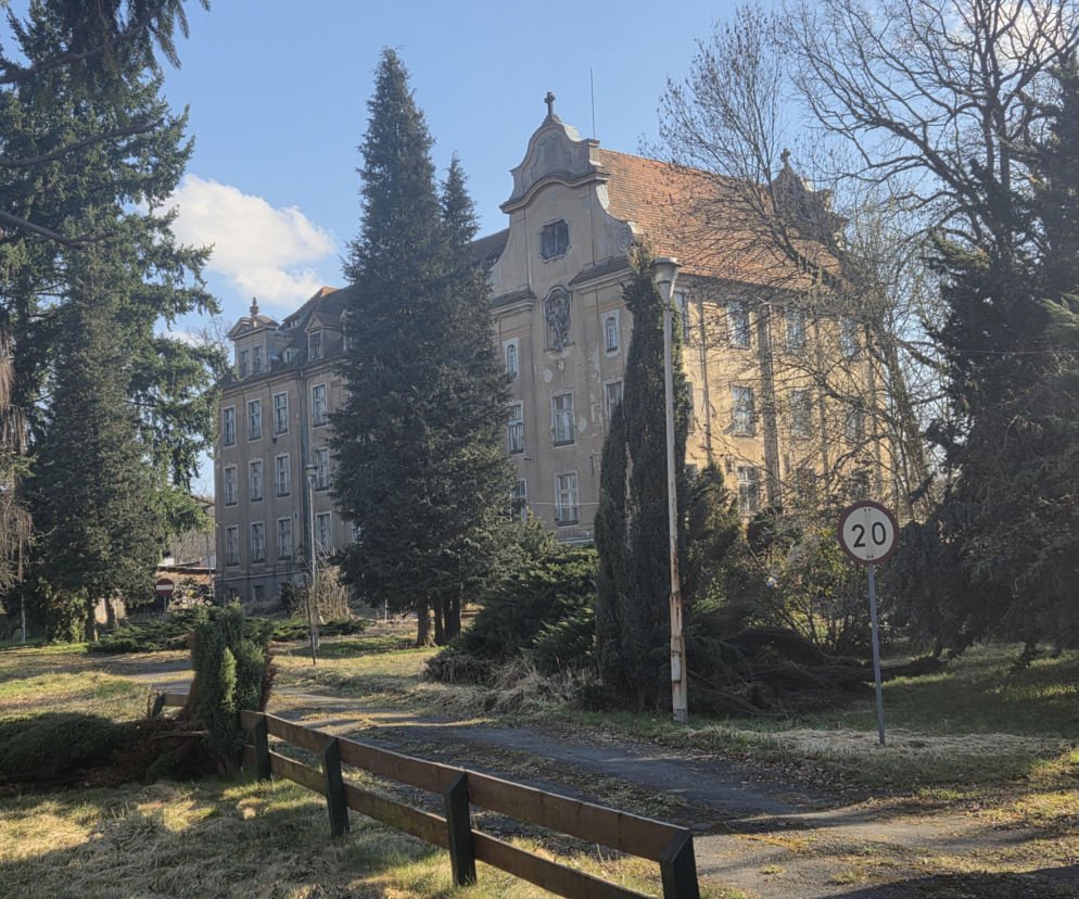 Poklasztorny budynek gmina Trzebnica zakupiła w 2021 r. Od tej pory nadal stoi nieużywany