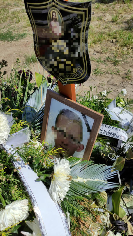  Białe wiązanki i wieńce przykryły grób Michał, który zginął w wypadku w grudziądzkich ruinach