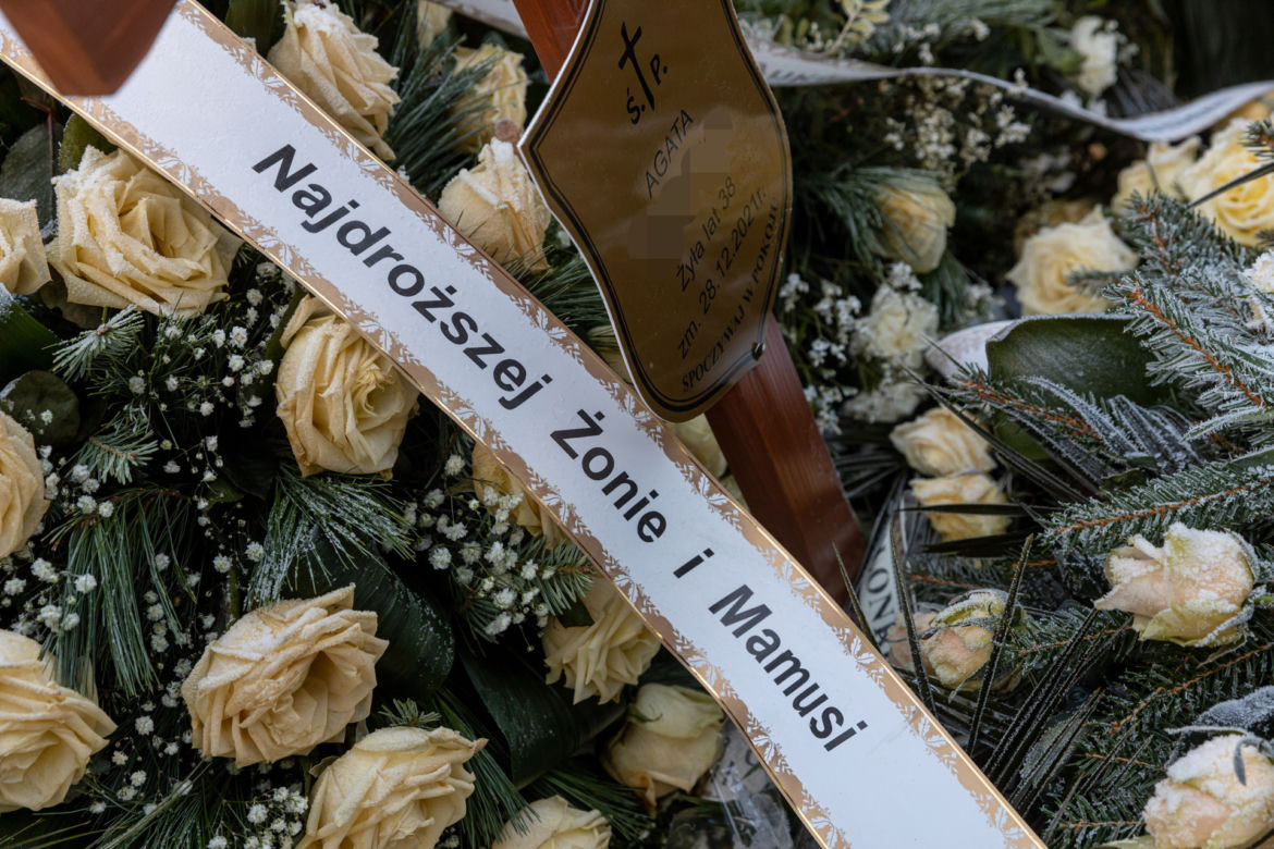 Agata osierociła dwójkę małych dzieci. Jej grób tonie w kwiatach 