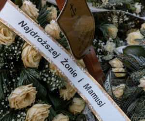 Grób Agaty J. utonął w kwiatach