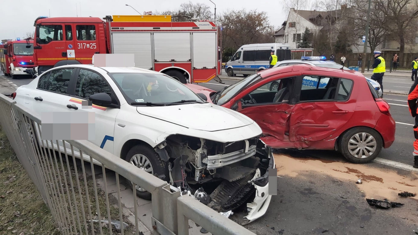 Koszmarny wypadek na Puławskiej. Dwa auta zderzyły się z karetką!