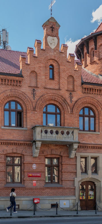 To miasto ma jeden z najpiękniejszych ratuszy w Małopolsce. Jego mieszkańcy od wieków są znani z wielkiej pobożności