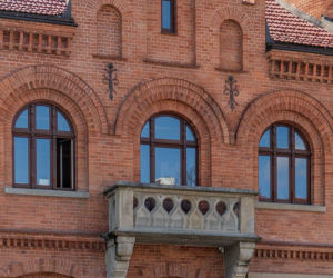 To miasto ma jeden z najpiękniejszych ratuszy w Małopolsce. Jego mieszkańcy od wieków są znani z wielkiej pobożności