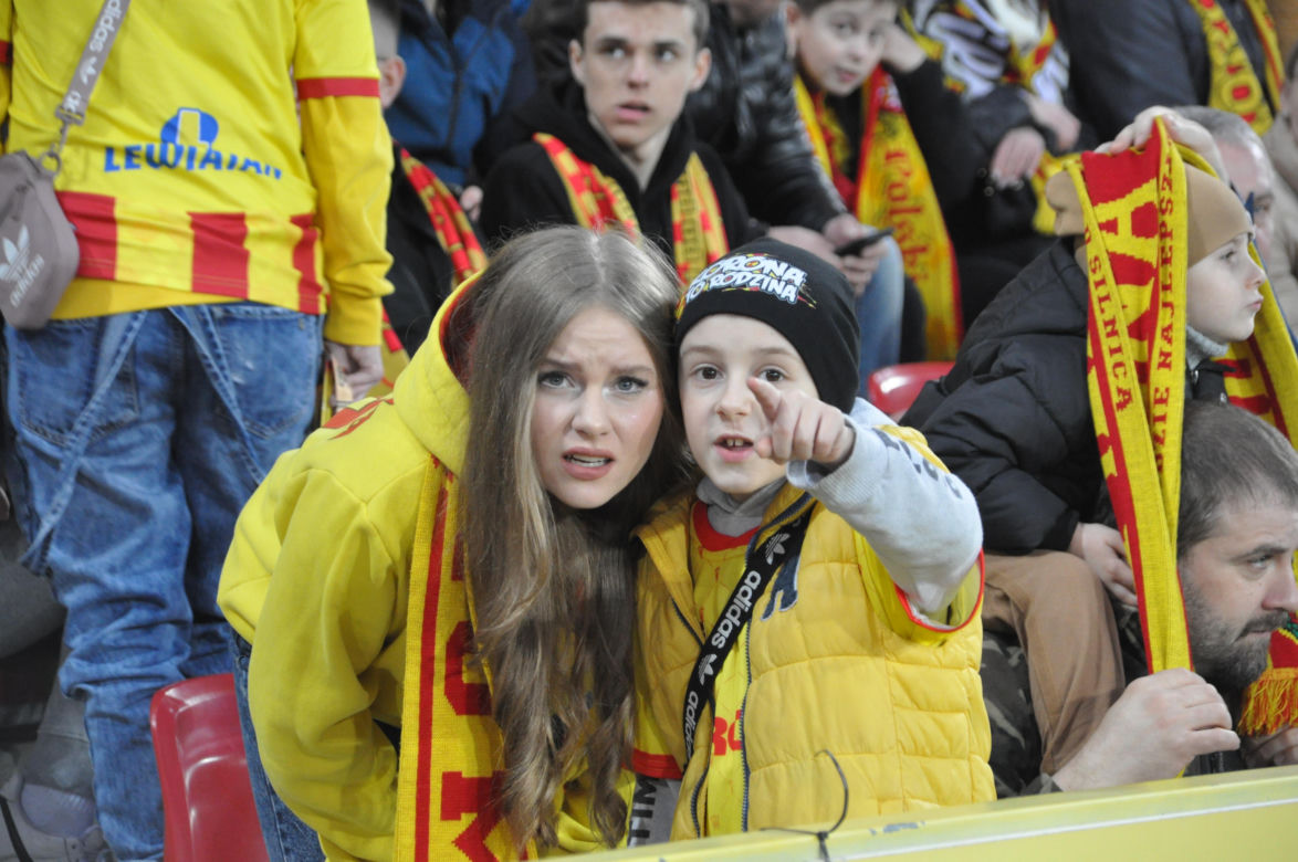 Korona Kielce - Legia Warszawa. Zdjęcia kibiców na Suzuki Arenie