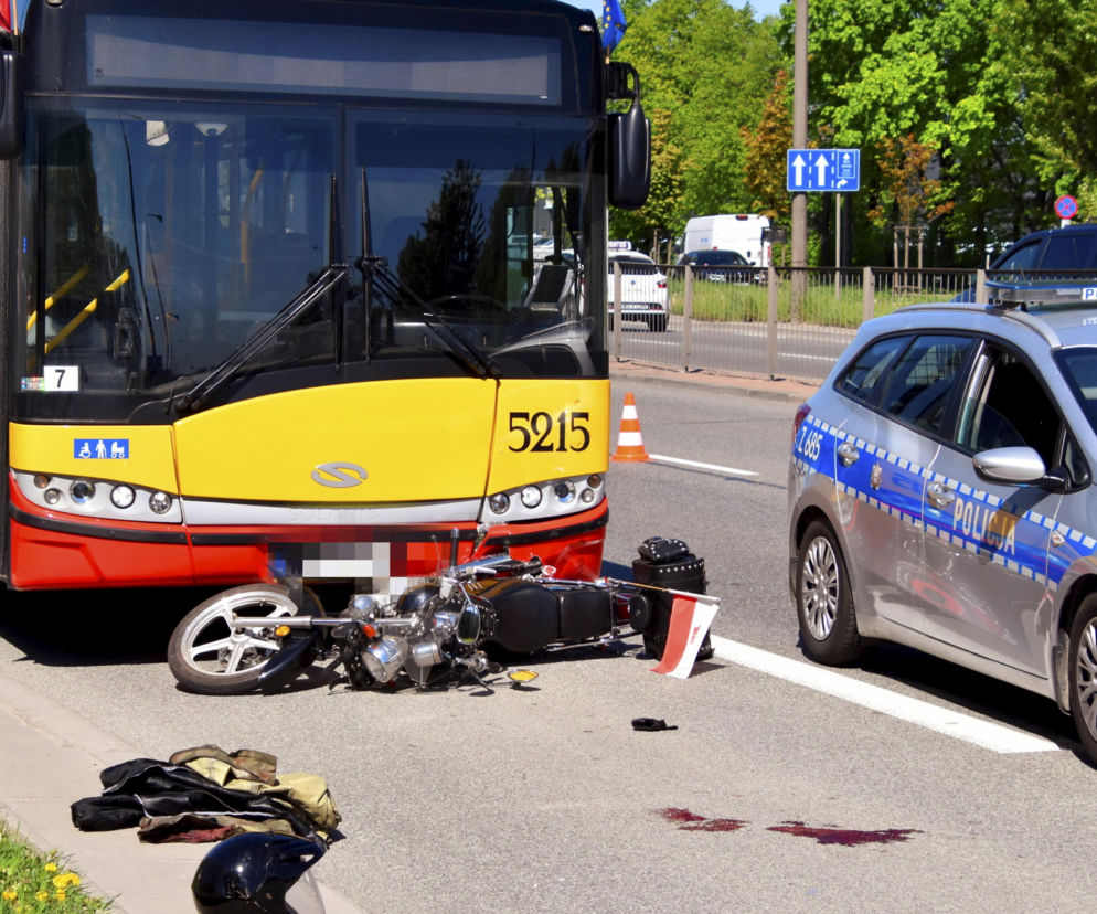 Motocyklista zderzył się z autobusem miejskim na Łopuszańskiej