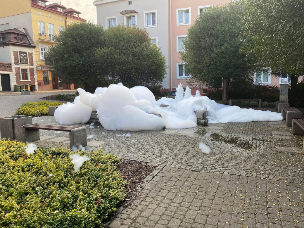RZESZÓW. Biała piana wypływa z fontanny na skwerze Górskiego