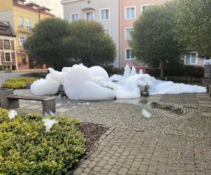 RZESZÓW. Biała piana wypływa z fontanny na skwerze Górskiego