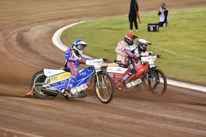 PRES Grupa Dewloperska Toruń - Abramczyk Polonia Bydgoszcz, zdjęcia kibiców i zawodników z pożegnania Adriana Miedzińskiego