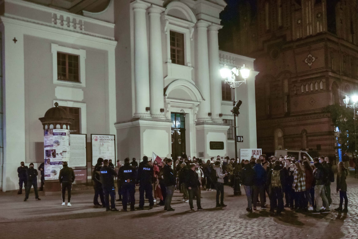 Strajk kobiet w Toruniu. Tańce, straż pod kościołem i wiele więcej - środa (28.10.2020)