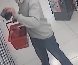 Okradł drogerię w Dobrzejewicach koło Torunia. Rozpoznajesz tego mężczyznę? 