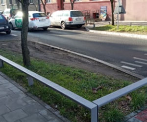 Absurd na ul. Kronikarza Galla. Drogowcy postawili barierki od strony... chodnika!