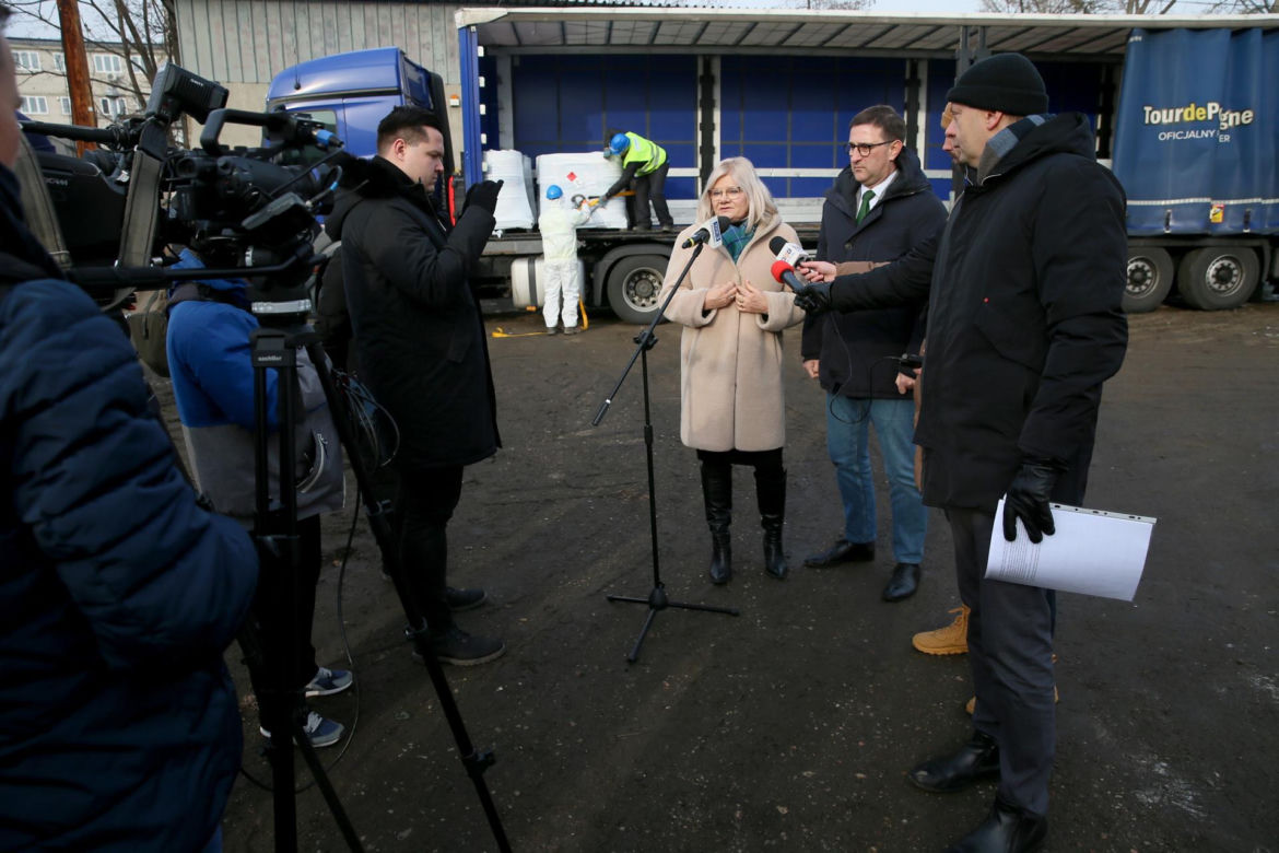 Wywożą śmieci z Targówka. 360 ton odpadów zalegało na działce przy ul. Odrowąża