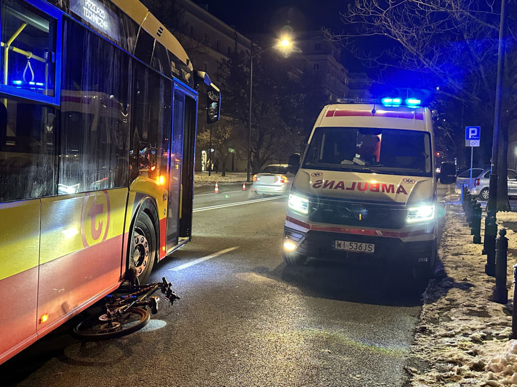 Autobus miejski huknął w 9-latka na rowerze. Chłopiec trafił do szpitala