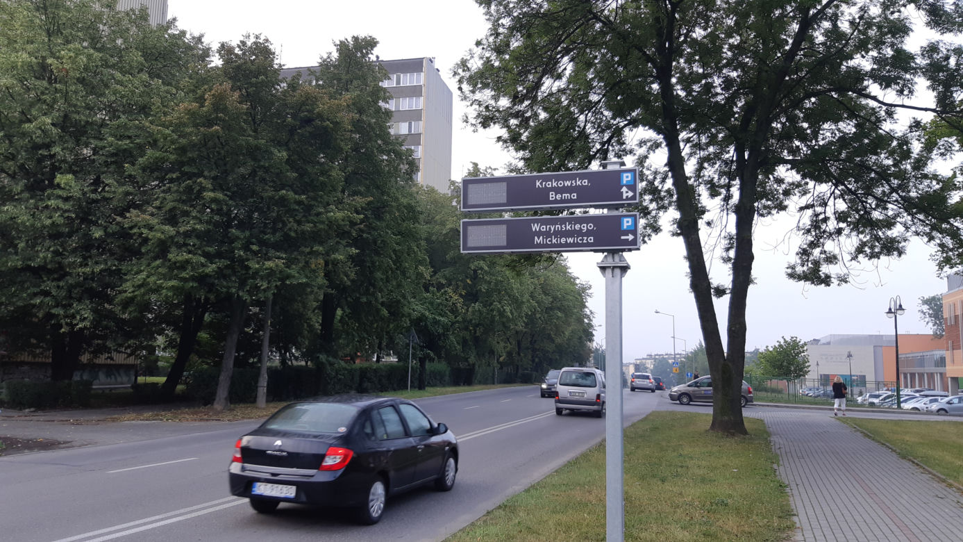 Przydrożne tablice pokazują utrudnienia, wolne parkingi i pogodę