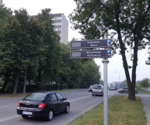 Przydrożne tablice pokazują utrudnienia, wolne parkingi i pogodę