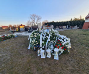 Groby Wiktorii i Konrada utonęły w kwiatach. Pochowali ich w święto zakochanych