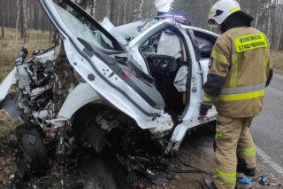 Groźny wypadek pod Bydgoszczą! Kierowca zakleszczony w aucie po uderzeniu w drzewo