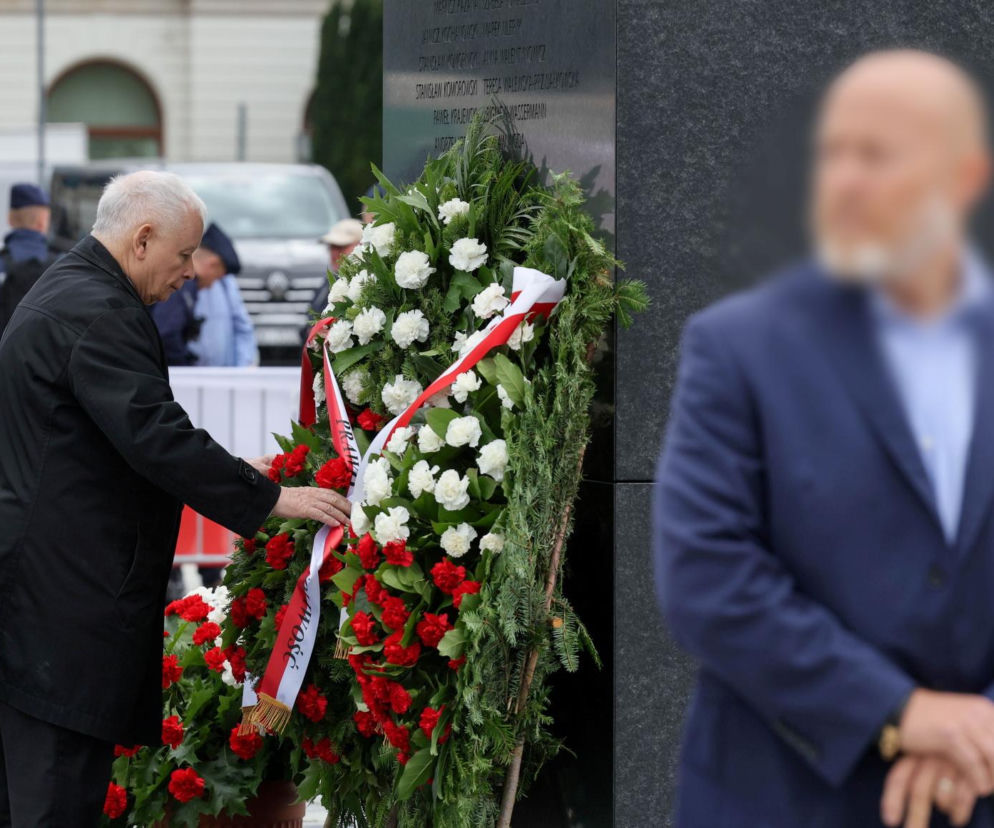 Jarosław Kaczyński poprawia szarfę wieńca pod pomnikiem ofiar katastrofy. O wyroku sądu przeczytasz na SE Polityka.