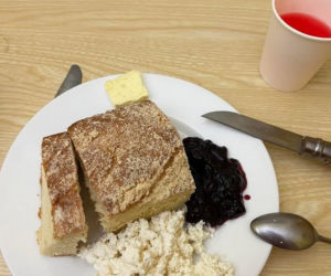 Internauci łapią się za głowy. Piotr Bałtroczyk z talerza zrobił literaturę