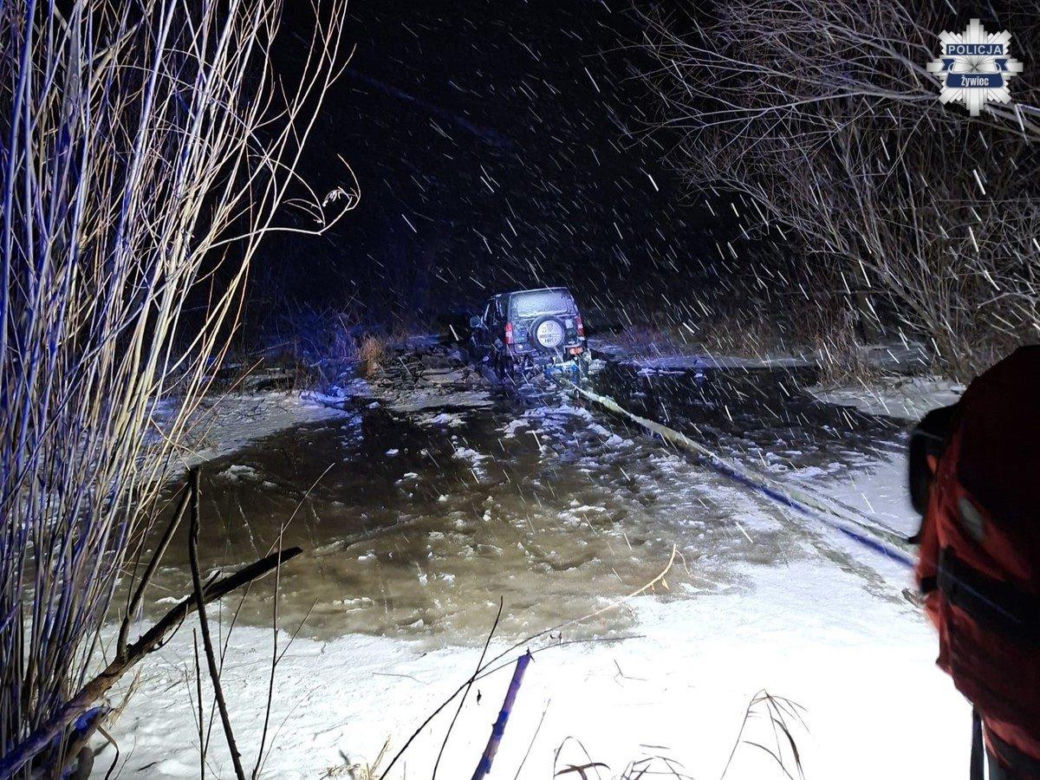 Wjechał terenówką na zamarznięte jezioro. Pod autem załamał się lód