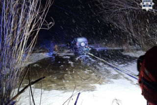 Wjechał terenówką na zamarznięte jezioro. Pod autem załamał się lód