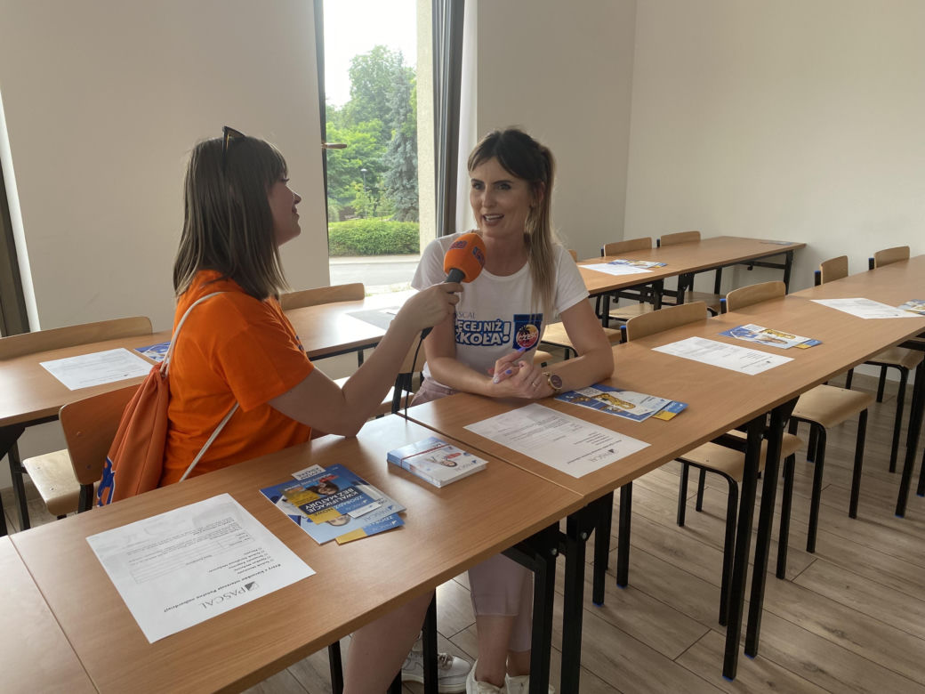 Wakacyjny patrol Eska Summer City w olsztyńskim oddziale Szkoły Policealnej Pascal