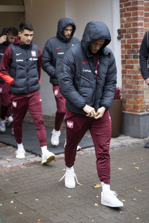 Reprezentacja zmokła na spacerze. Lewandowski się krył przed deszczem