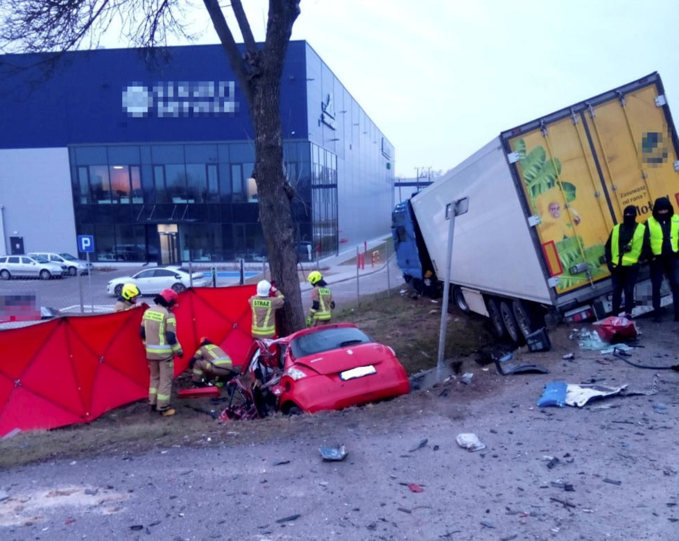 Śmiertelny wypadek na DK14! Mieszkaniec Łodzi nie miał szans w zderzeniu z tirem [ZDJĘCIA]. 