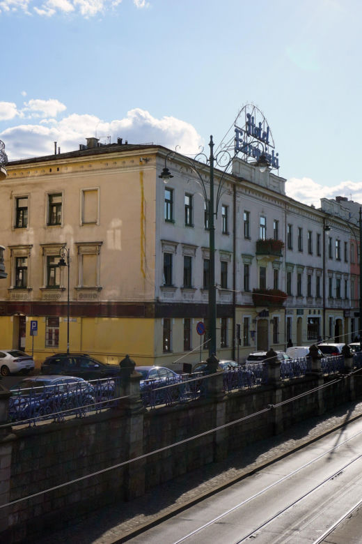 To jeden z najsłynniejszych budynków w Krakowie. W PRL-u stał się własnością państwa